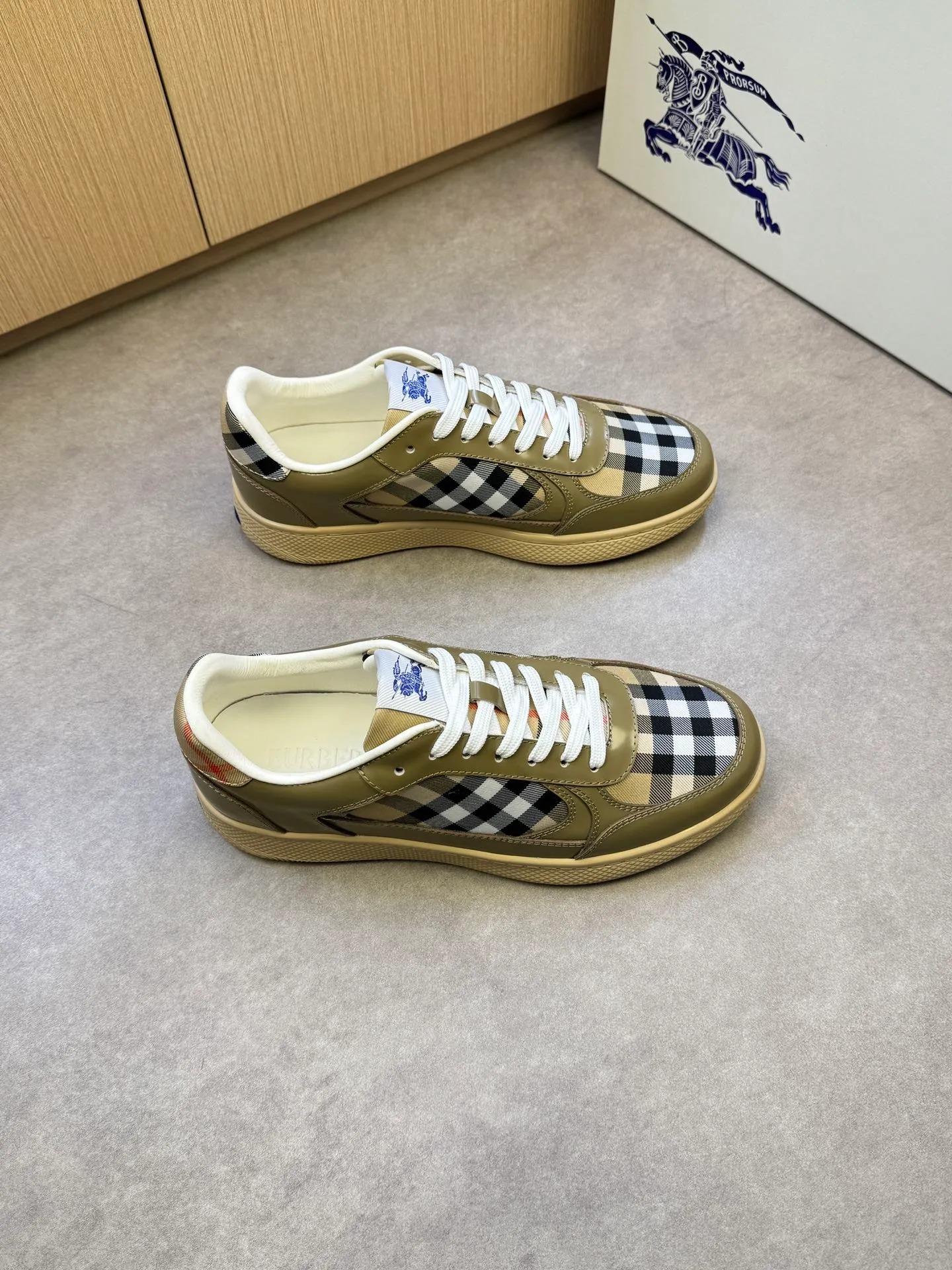 P400 [BURBERRY] Burberry casual sports sneakers - Upper: imported 🔝 open edge beaded calfskin, brand totem cloth, tongue brand cloth label - Inner: water-dyed cowhide - Outsole: ultra-light TPR rubber; two-color molded outsole - Super high quality control·Fine workmanship: highlighted (high-end, extravagance, grade) -Size: 38-44 (Male 45, can be customized)·BBR0372